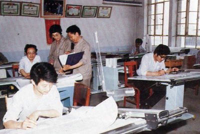 从1984年第一季度到抓管理上登记全面提高企业素质验收前，采取分线检查、总结成绩、找出差距、提出措施、限期整改的方法，使各项工作在整顿中巩固提高，在巩固提高中进行再整顿，再提高。