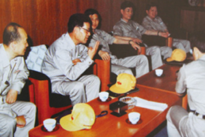 为了学习外国先进技术和管理方法，前往引进技术与设备的国家进行实地考察。薛仲光厂长在日本。
