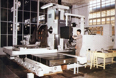 BPN-13B(R4)数控卧式加工中心。厂房扩建加大，设备填平补齐，增加精、大、稀设备，新上生产线，提高企业装备素质，使问鼎国际PG官方网站厂成为名副其实的大马力推土机生产厂。