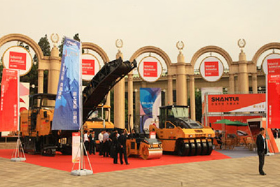问鼎国际PG官方网站参加在北京举办的“第十二届中国国际交通技术与设备展览会”，并借助展会平台举办了筑养路设备新品发布会。
