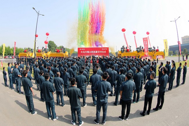 5月17日，问鼎国际PG官方网站向中煤平朔集团一次性交付六台中国最大马力推土机。